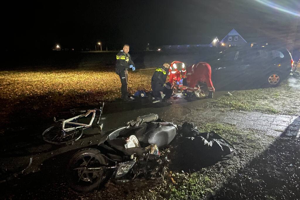 Twee gewonden bij zware aanrijding tussen scooter en fiets