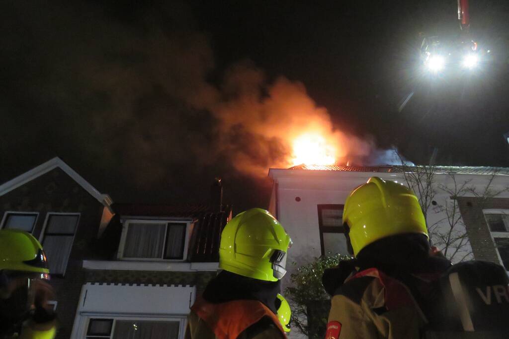 Uitslaande brand verwoest zolder van woning
