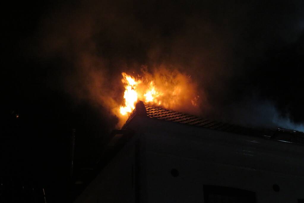 Uitslaande brand verwoest zolder van woning