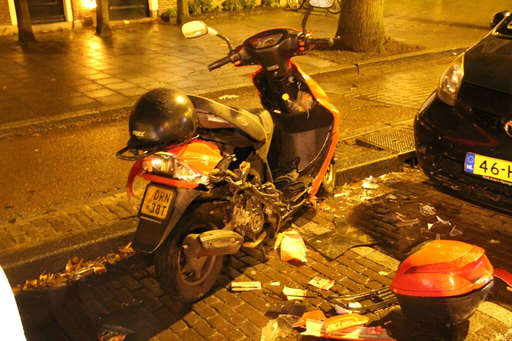 Flinke schade na botsing tussen scooter en auto