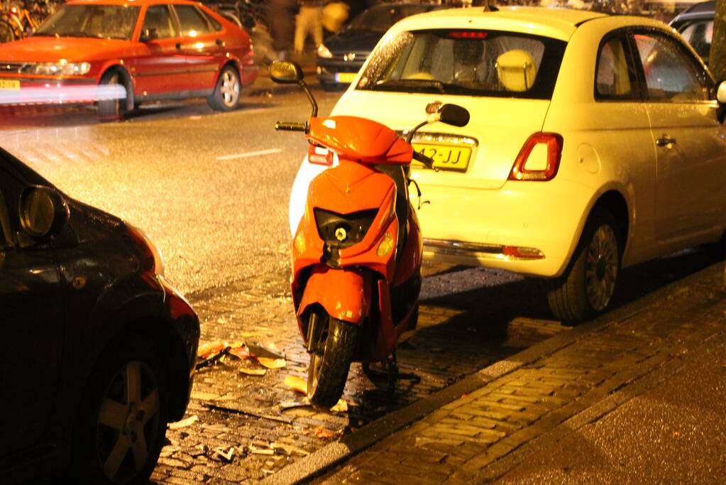 Flinke schade na botsing tussen scooter en auto