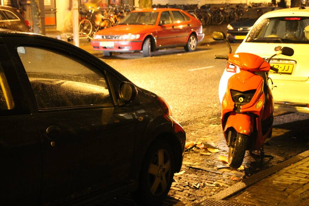 Flinke schade na botsing tussen scooter en auto