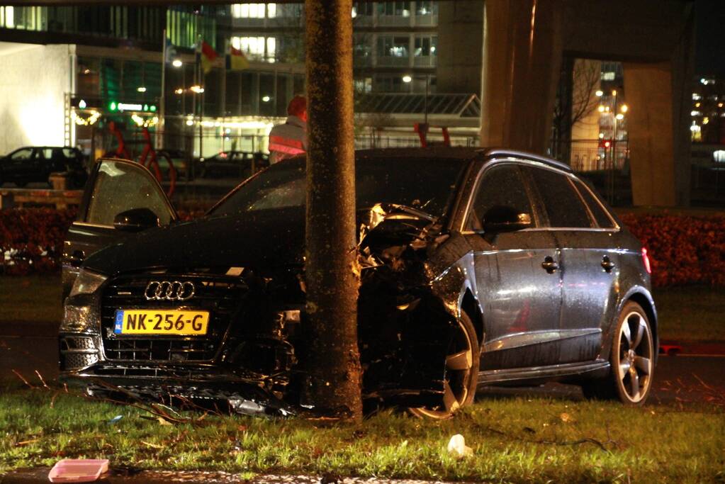 Automobilist verliest macht over het stuur en botst tegen boom