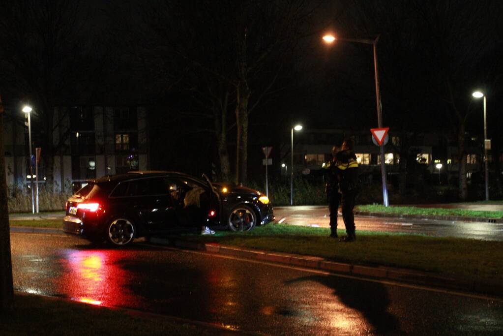 Automobilist verliest macht over het stuur en botst tegen boom