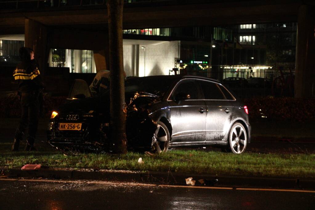 Automobilist verliest macht over het stuur en botst tegen boom