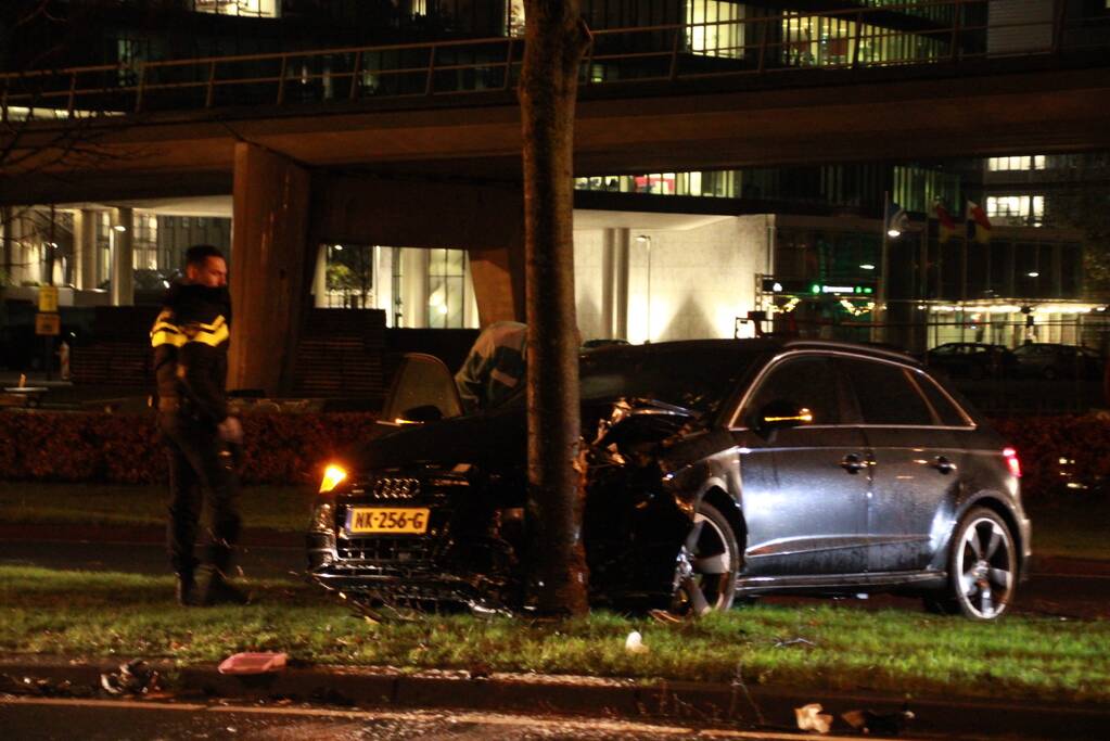 Automobilist verliest macht over het stuur en botst tegen boom