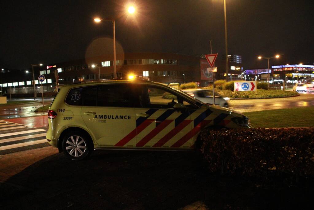 Automobilist verliest macht over het stuur en botst tegen boom