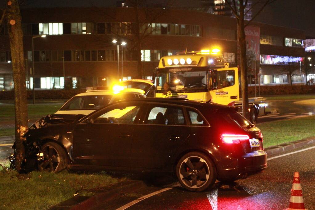 Automobilist verliest macht over het stuur en botst tegen boom