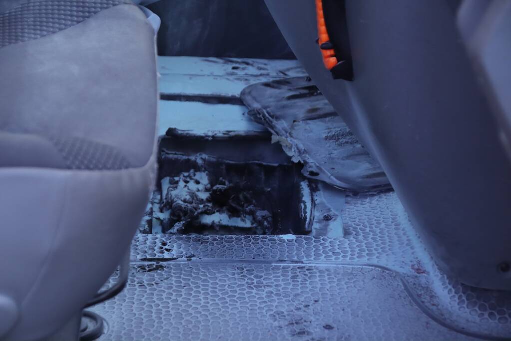 Bestelbus MBO vliegt in brand voor stoplicht