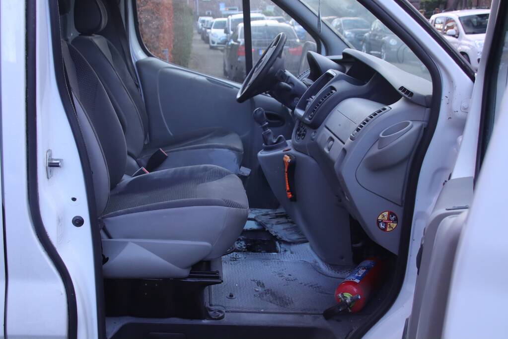 Bestelbus MBO vliegt in brand voor stoplicht