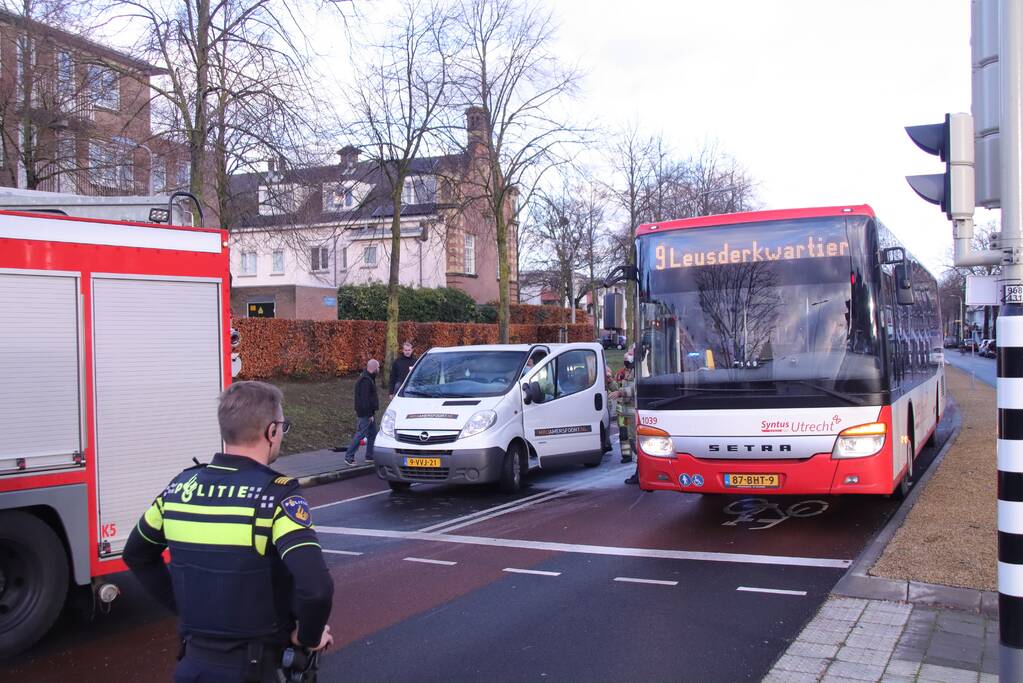 Bestelbus MBO vliegt in brand voor stoplicht