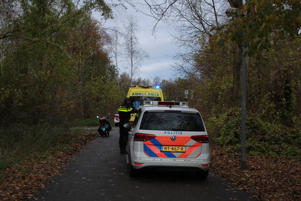 Persoon gewond op bospad