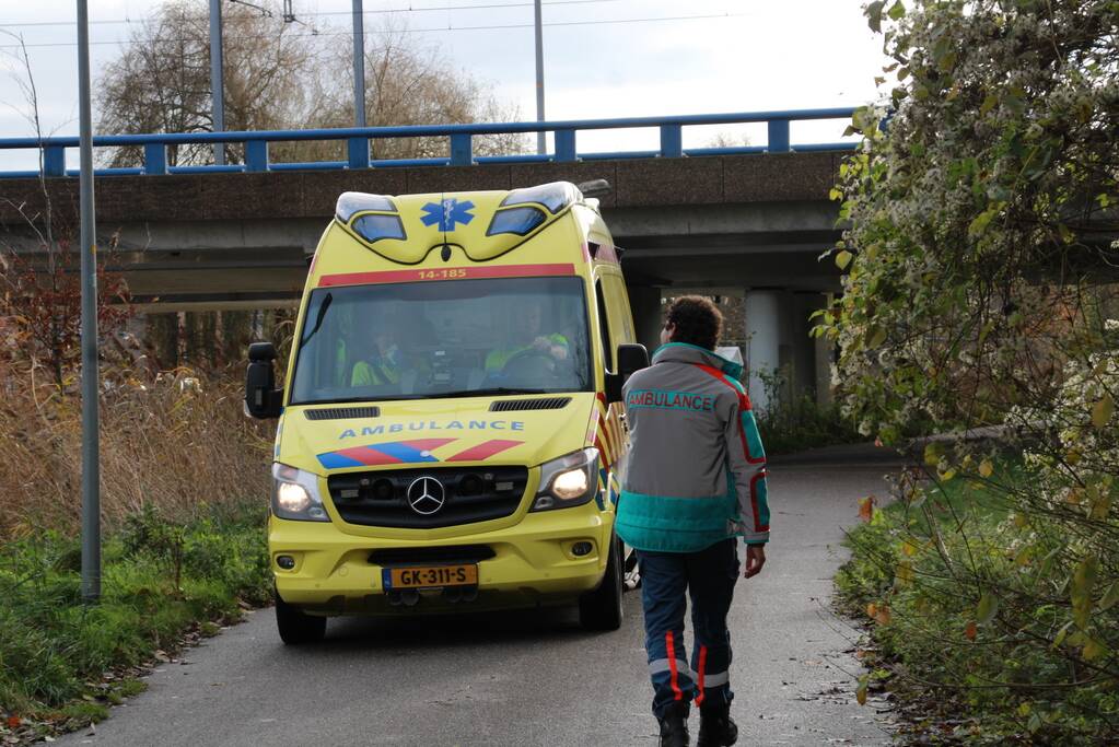 Persoon gewond op bospad