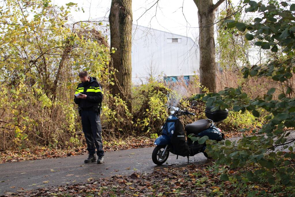 Persoon gewond op bospad