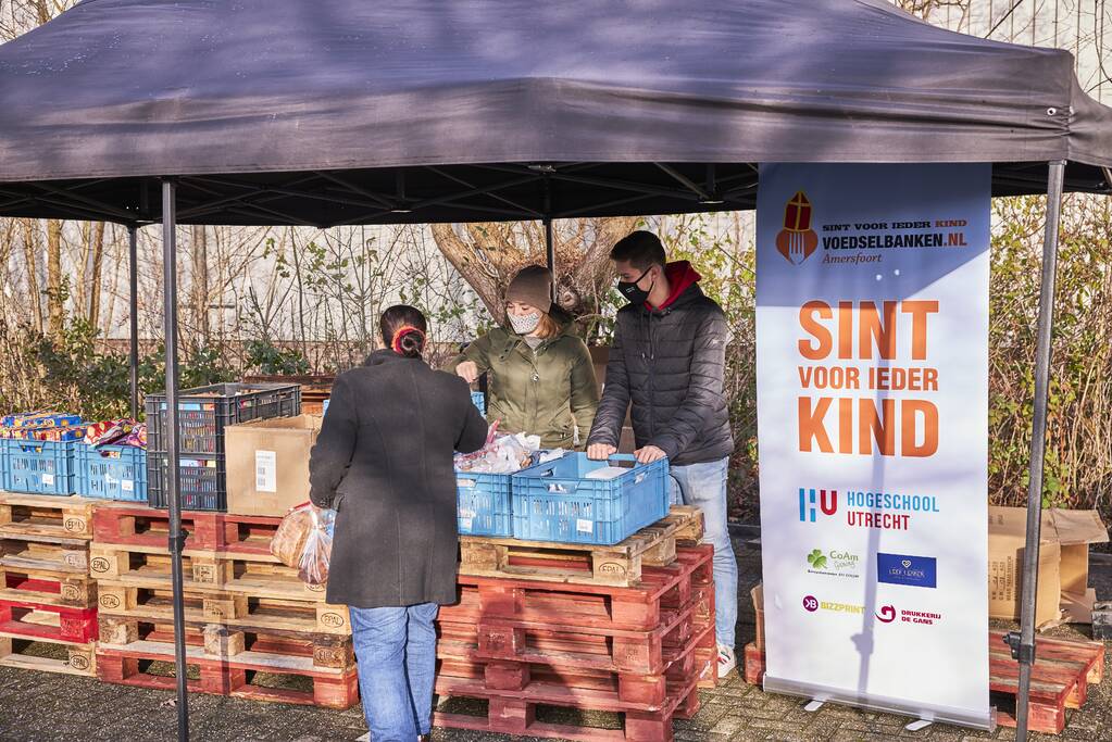 Voedselbank deelt Sinterklaascadeau's uit