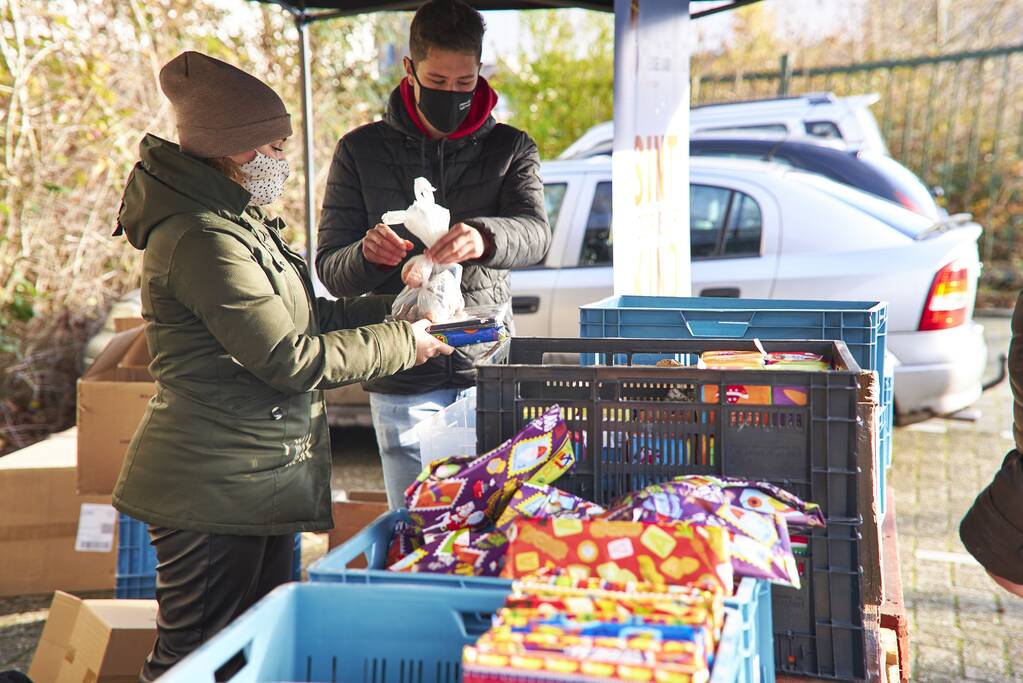 Voedselbank deelt Sinterklaascadeau's uit