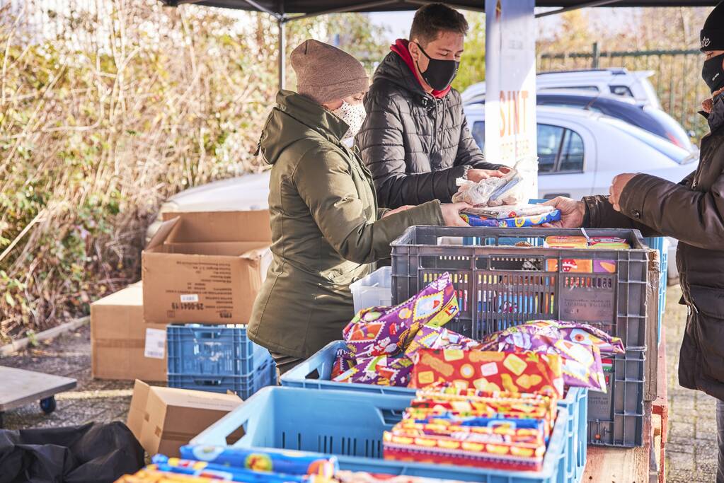 Voedselbank deelt Sinterklaascadeau's uit