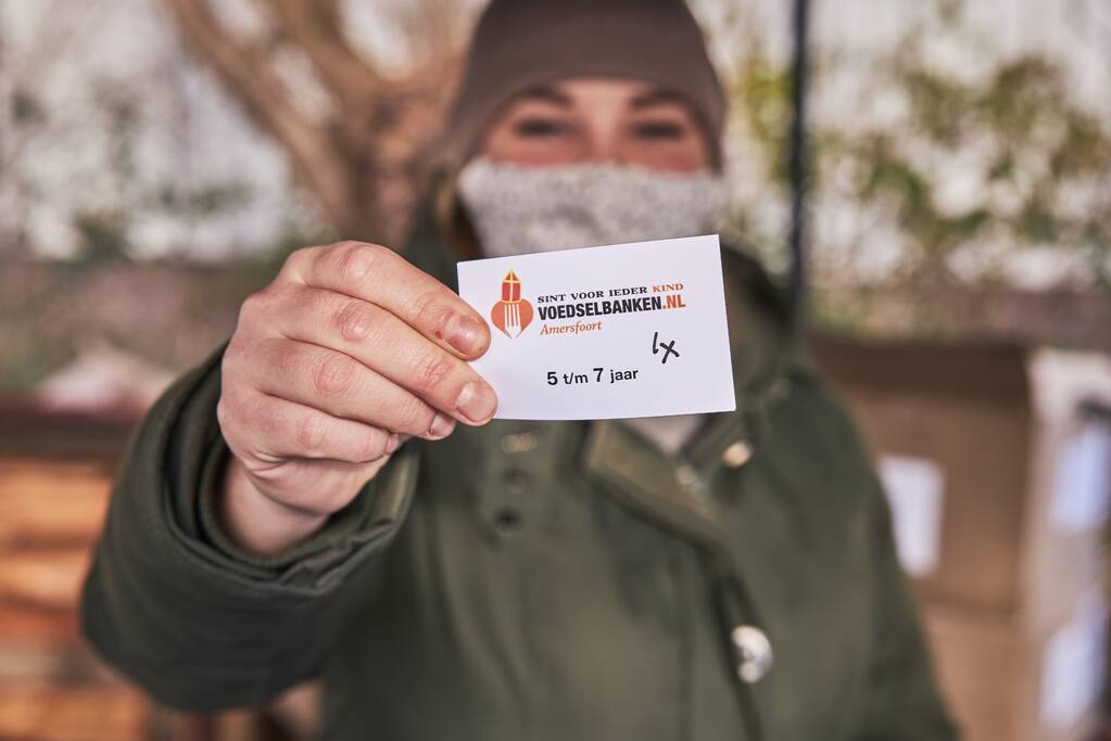 Voedselbank deelt Sinterklaascadeau's uit
