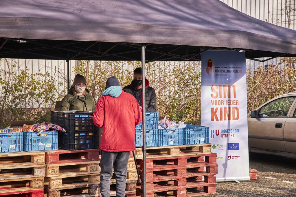 Voedselbank deelt Sinterklaascadeau's uit