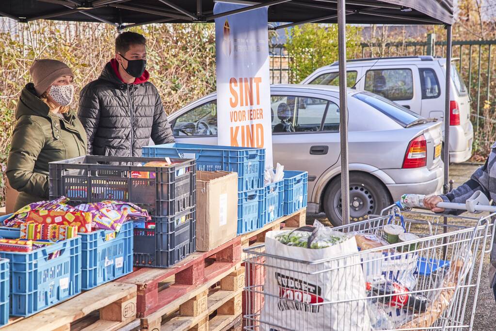Voedselbank deelt Sinterklaascadeau's uit