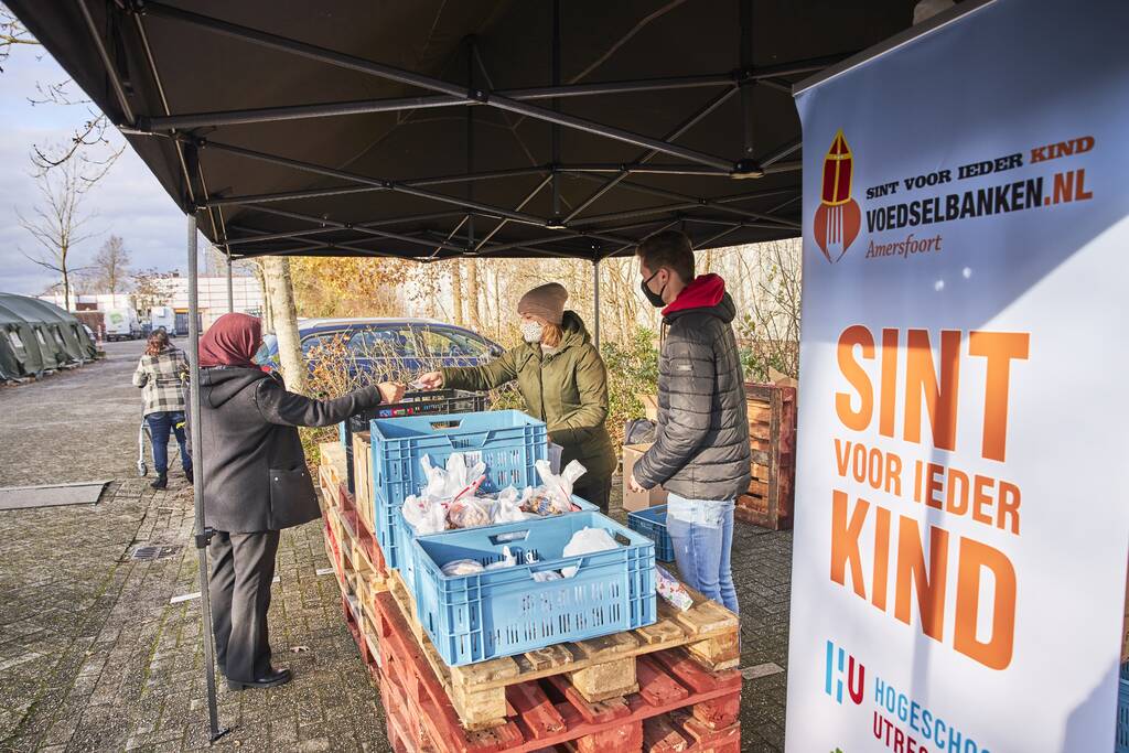 Voedselbank deelt Sinterklaascadeau's uit
