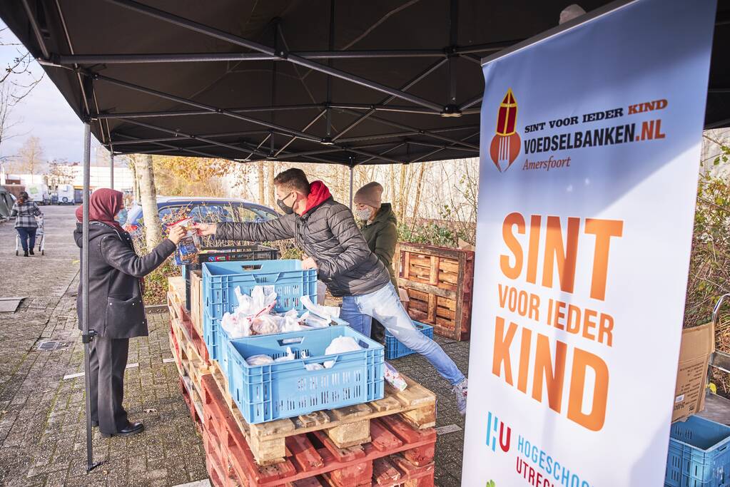 Voedselbank deelt Sinterklaascadeau's uit