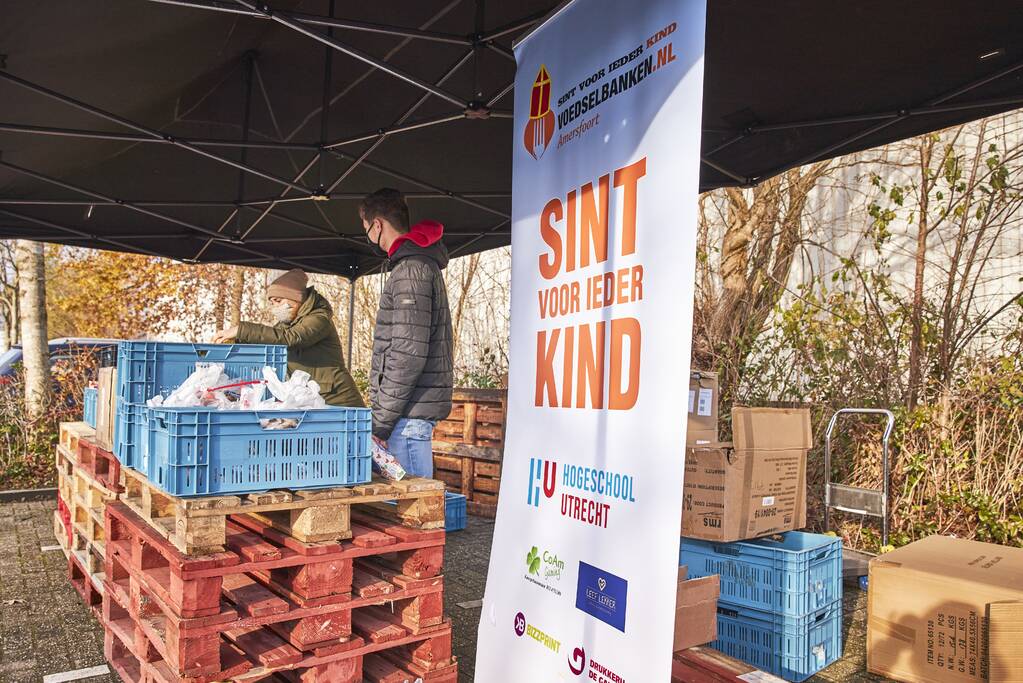 Voedselbank deelt Sinterklaascadeau's uit