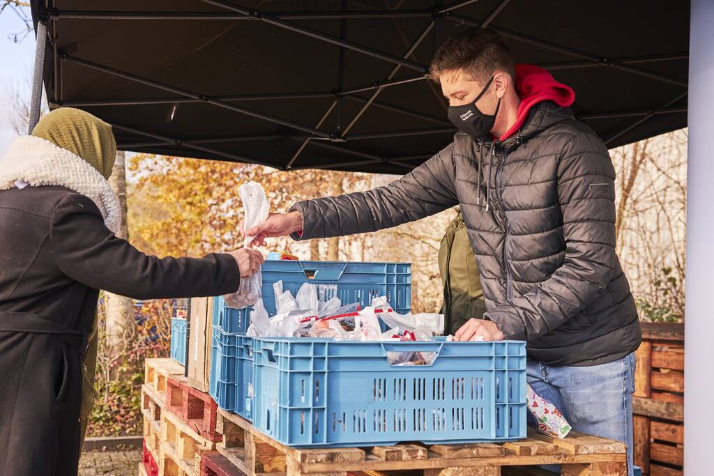 Voedselbank deelt Sinterklaascadeau's uit
