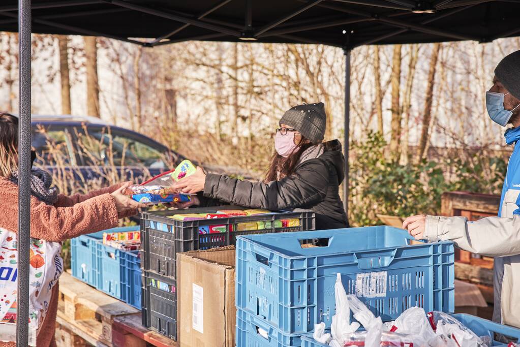 Voedselbank deelt Sinterklaascadeau's uit