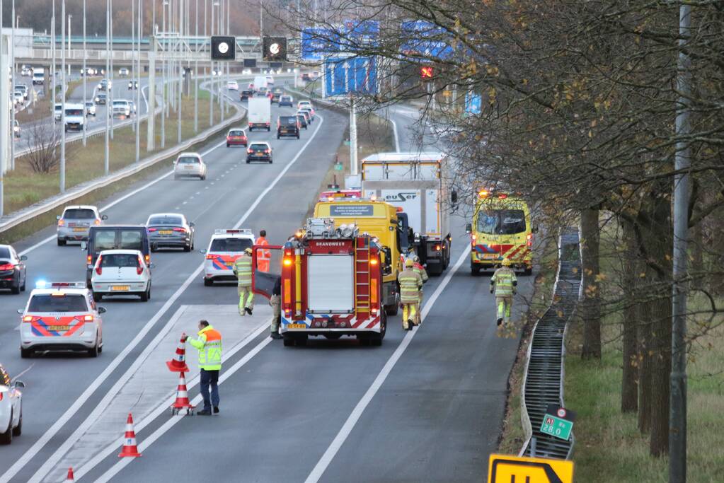 Personen auto botst achterop vrachtwagen