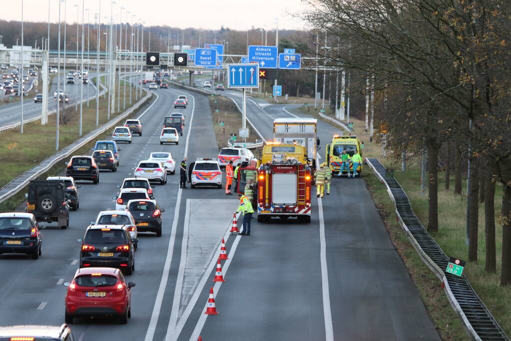 Personen auto botst achterop vrachtwagen