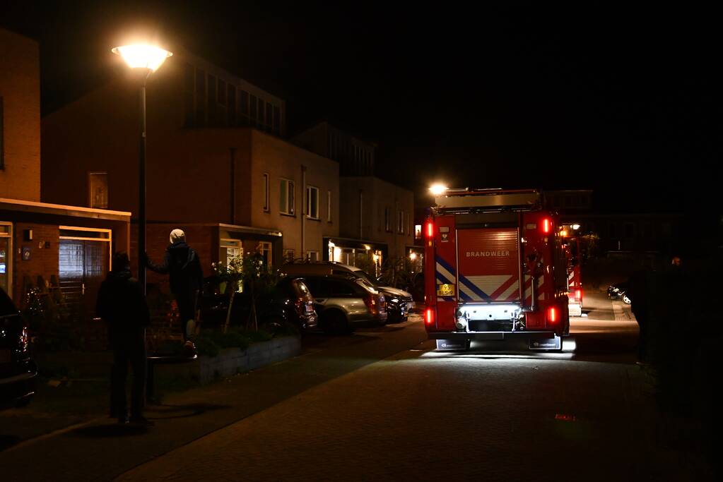 Bewoners blussen brand in woning