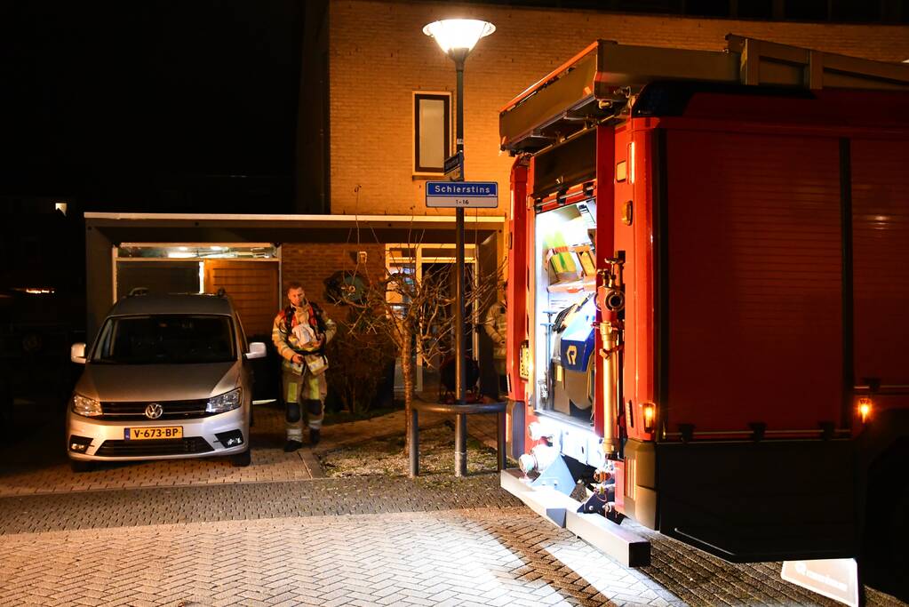 Bewoners blussen brand in woning