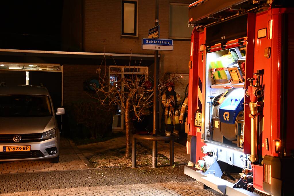 Bewoners blussen brand in woning