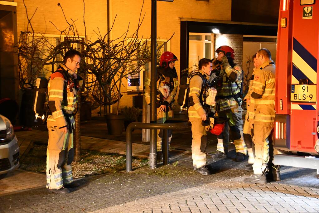 Bewoners blussen brand in woning