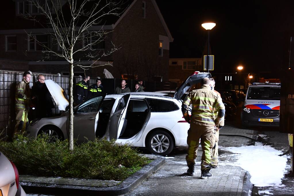 Veel rook bij brand in geparkeerde auto