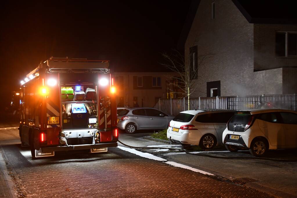 Veel rook bij brand in geparkeerde auto