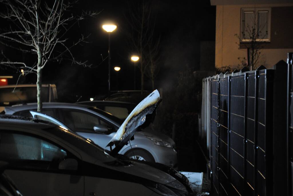 Veel rook bij brand in geparkeerde auto