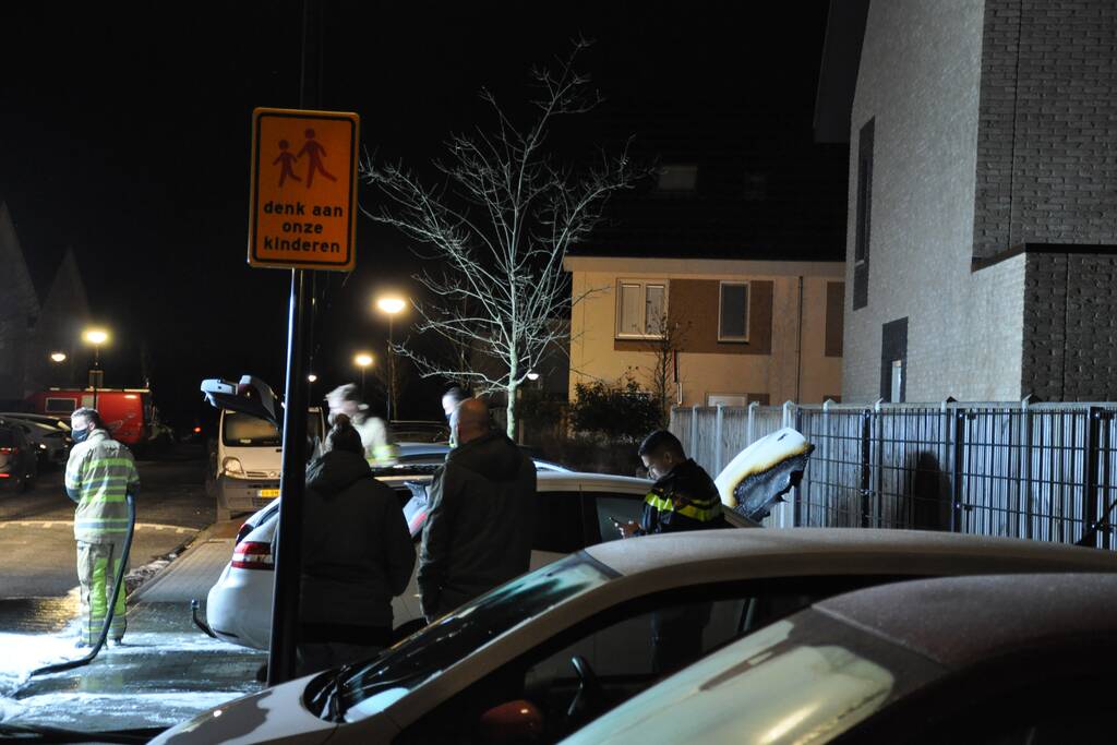 Veel rook bij brand in geparkeerde auto