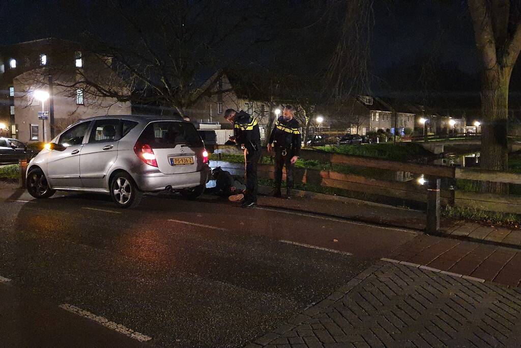 Automobilist rijdt man op step aan