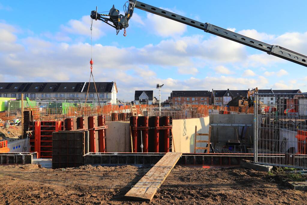 Persoon gewond bij val in drie meter diepe bouwput