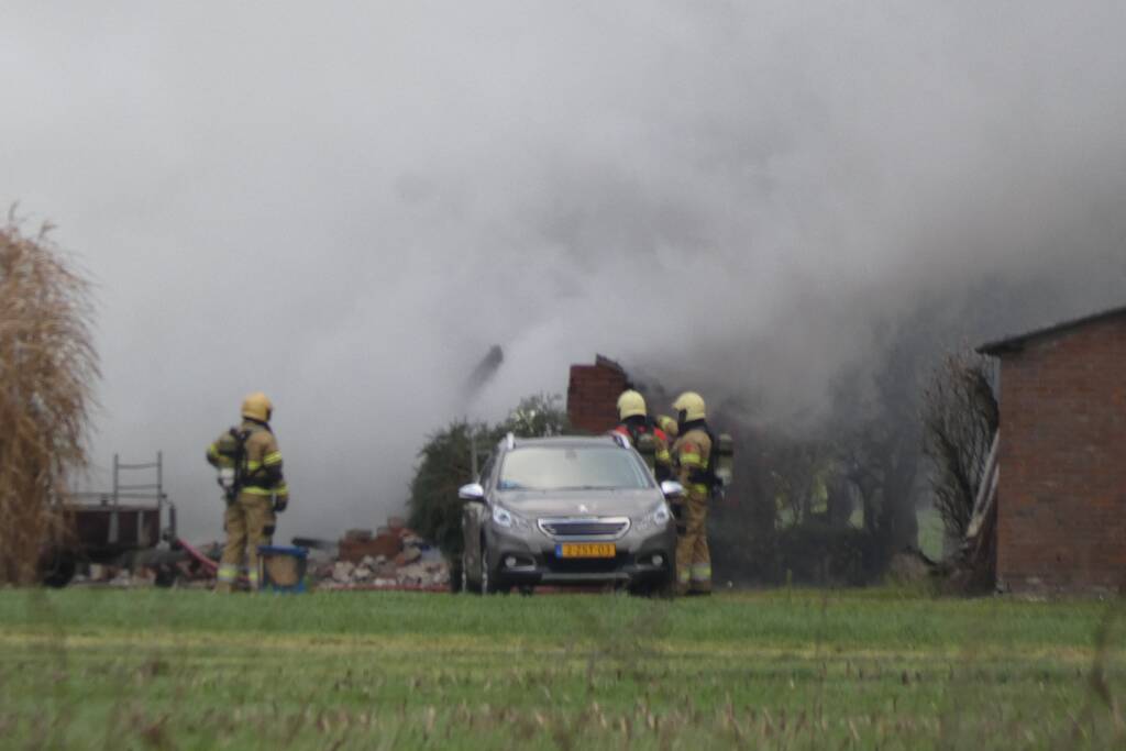 Veel rook bij grote brand in loods