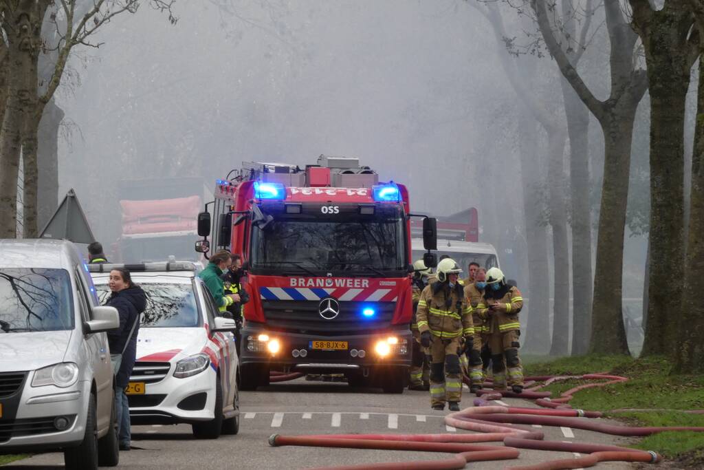 Veel rook bij grote brand in loods
