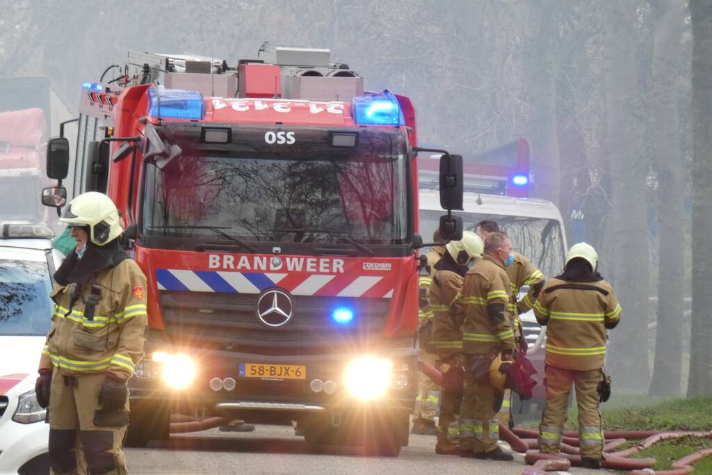 Veel rook bij grote brand in loods