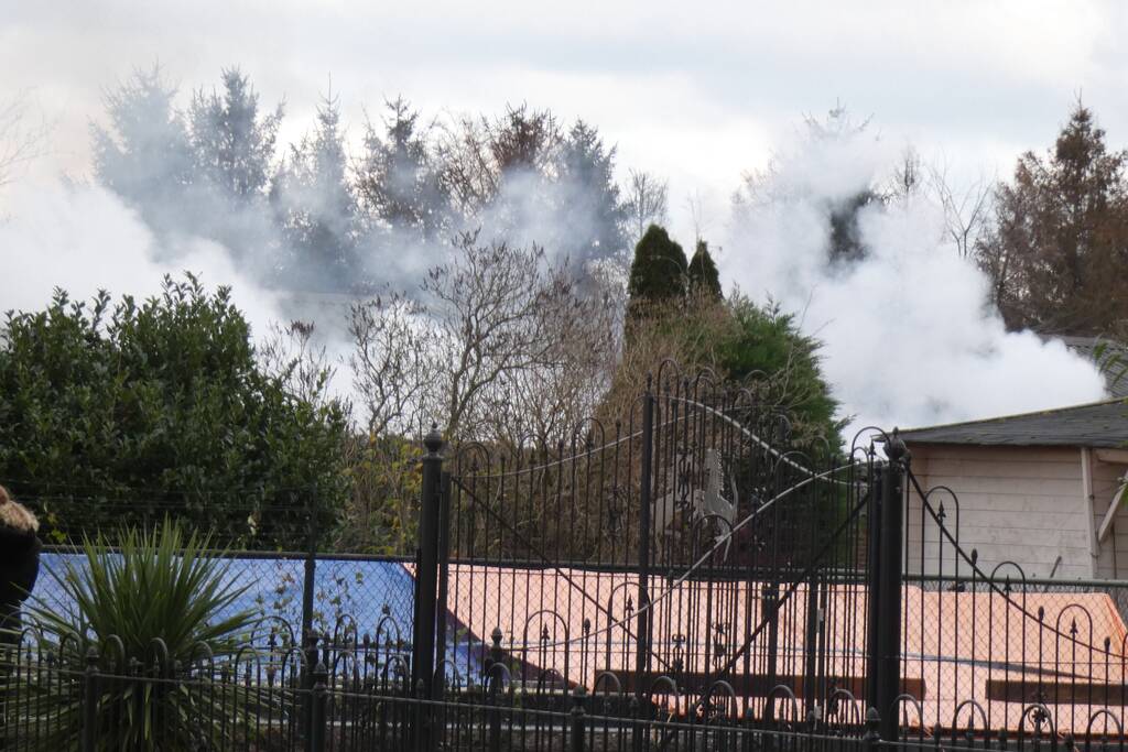 Veel rook bij grote brand in loods