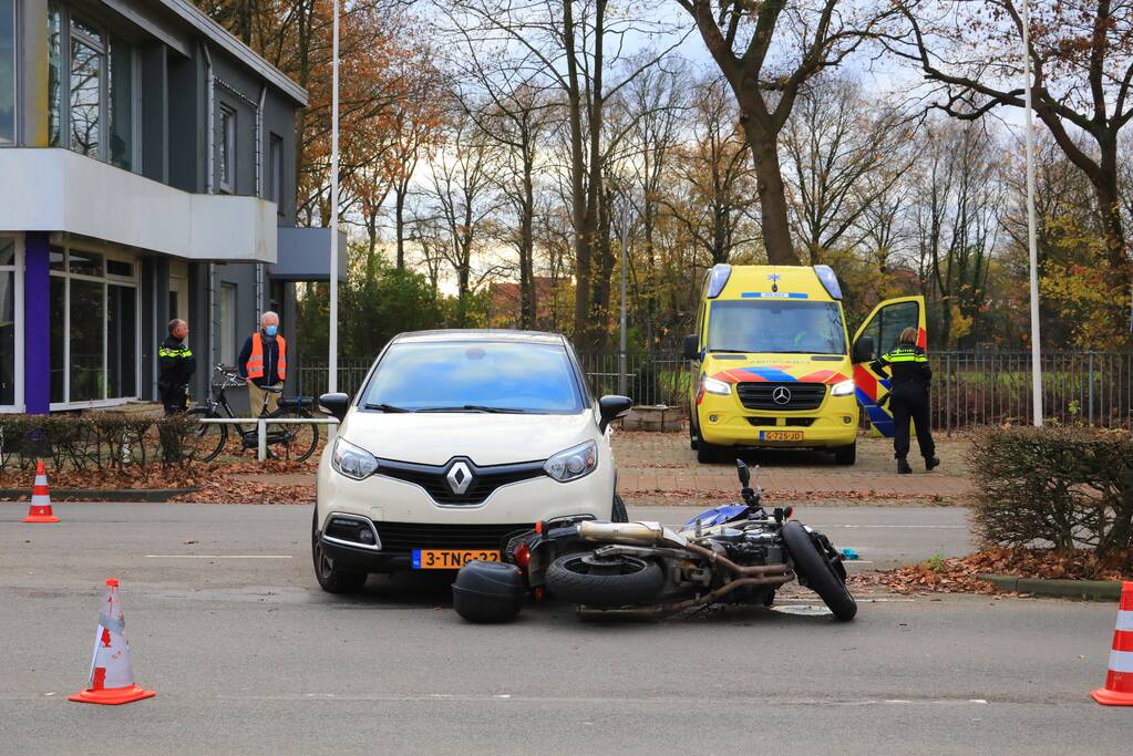 Motorrijder gewond bij botsing met auto