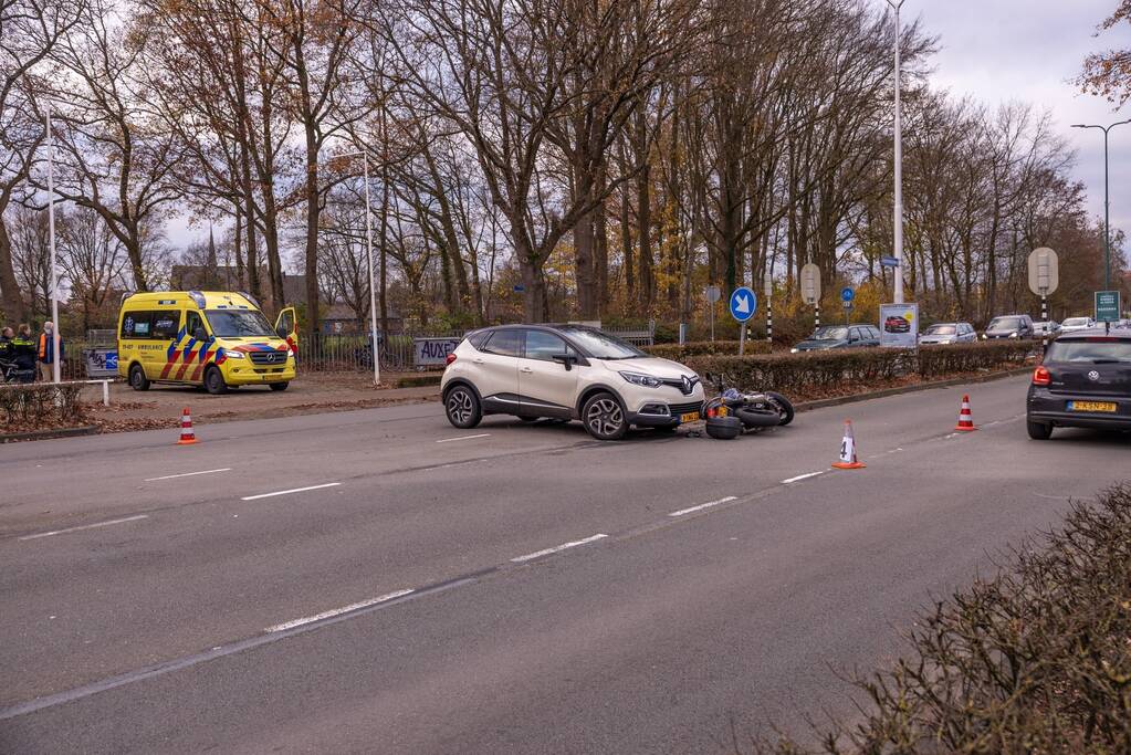 Motorrijder gewond bij botsing met auto