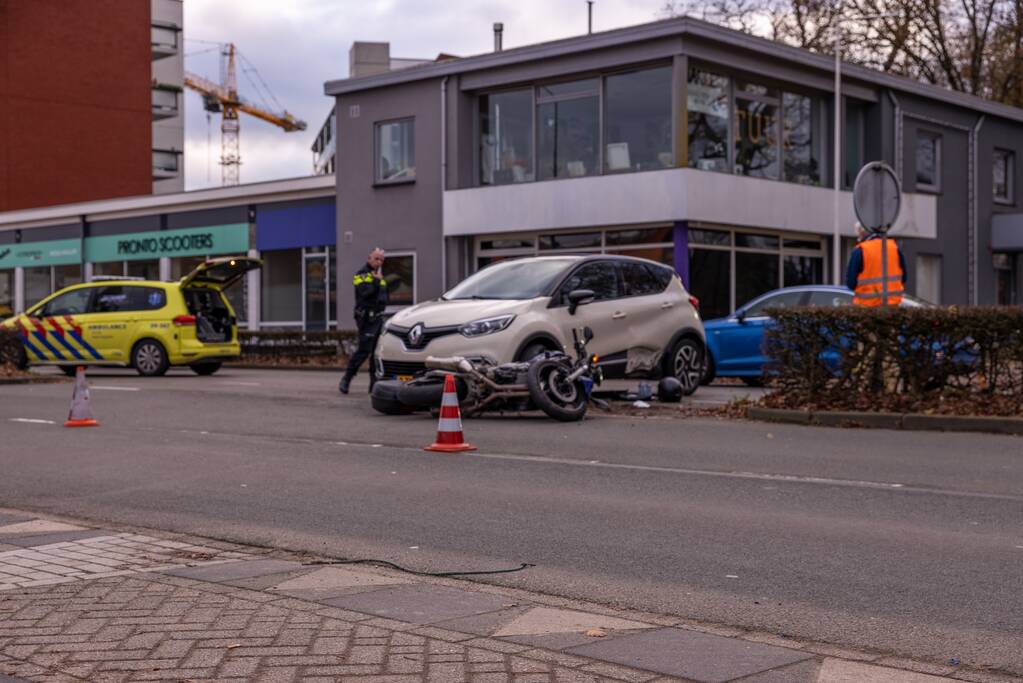 Motorrijder gewond bij botsing met auto