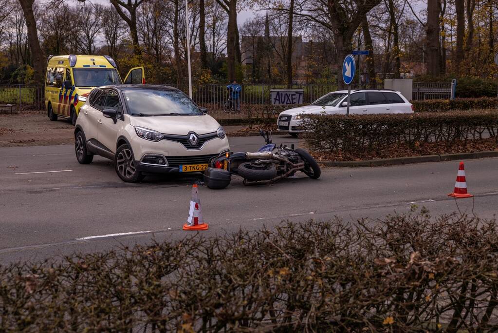 Motorrijder gewond bij botsing met auto
