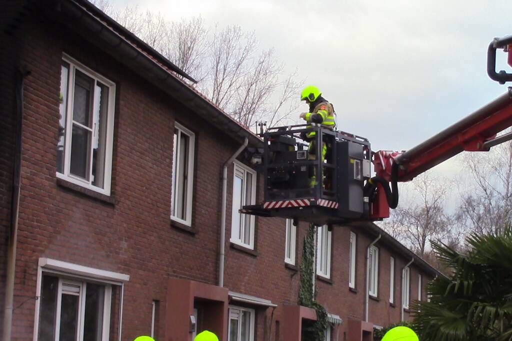 Camper naast woning gaat in vlammen op